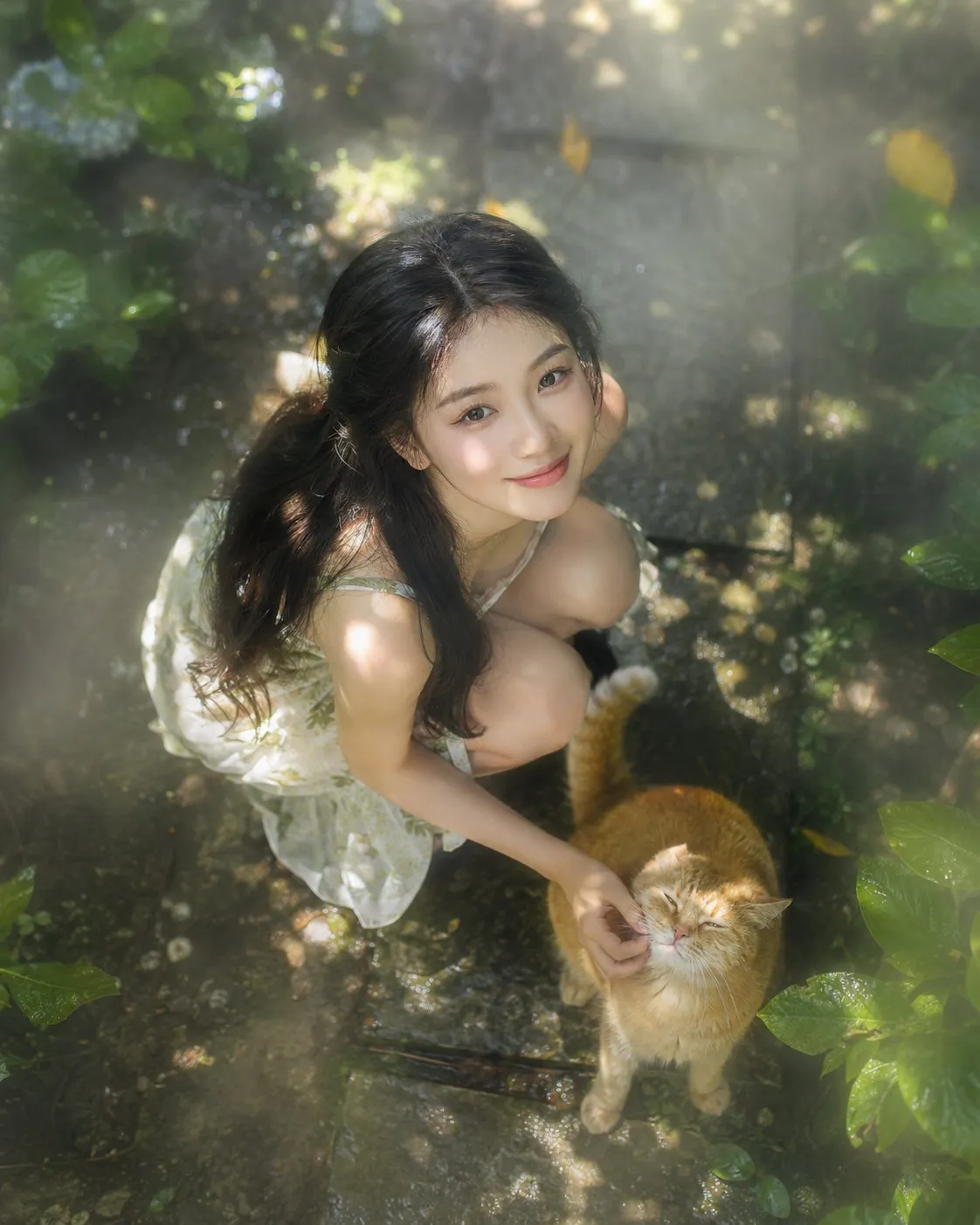 俯拍镜头，高角度顶机位，自上而下俯瞰一位年轻的东亚裔女性，她有着精致的东亚五官和柔顺的黑发。她蹲在花园小径上，轻轻逗弄一只毛茸茸的