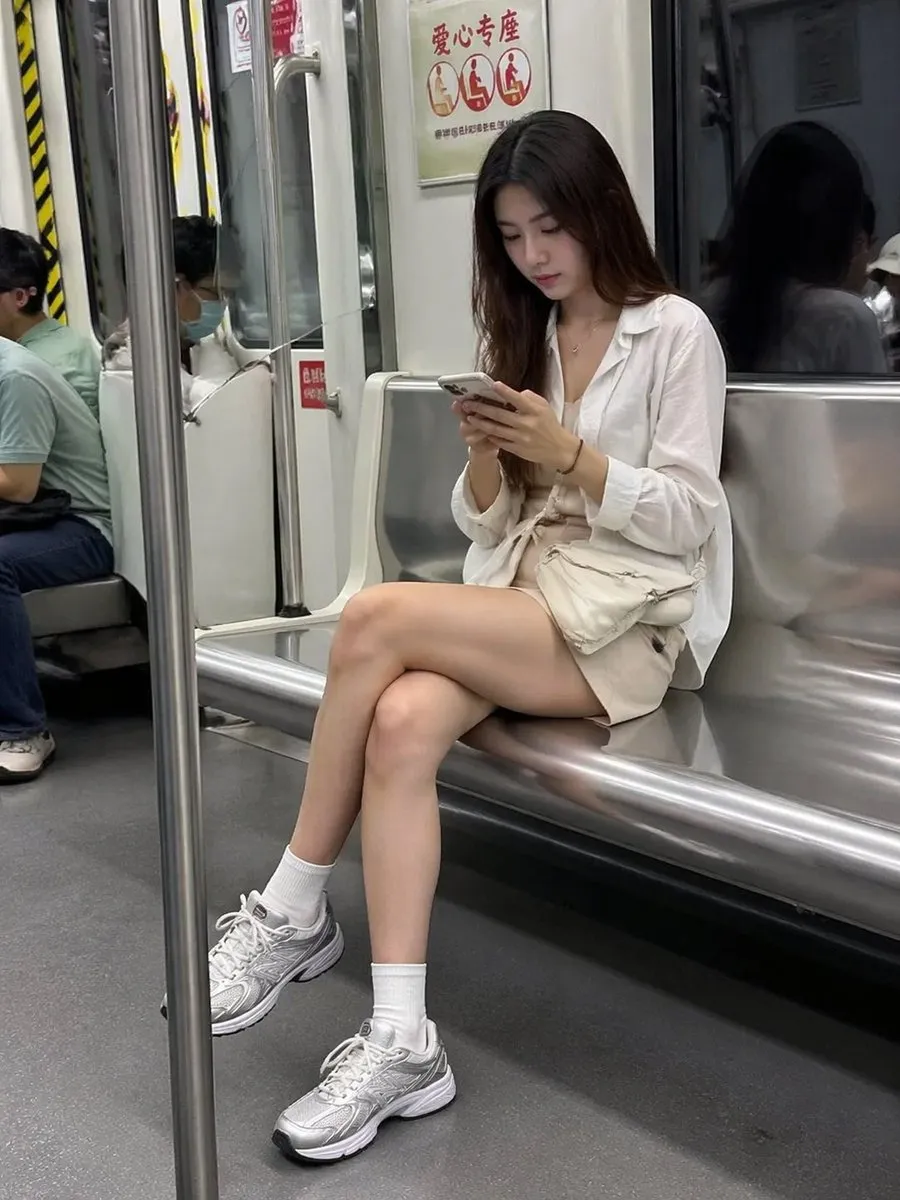 Subway Candid Phone Snapshot - Creative Style